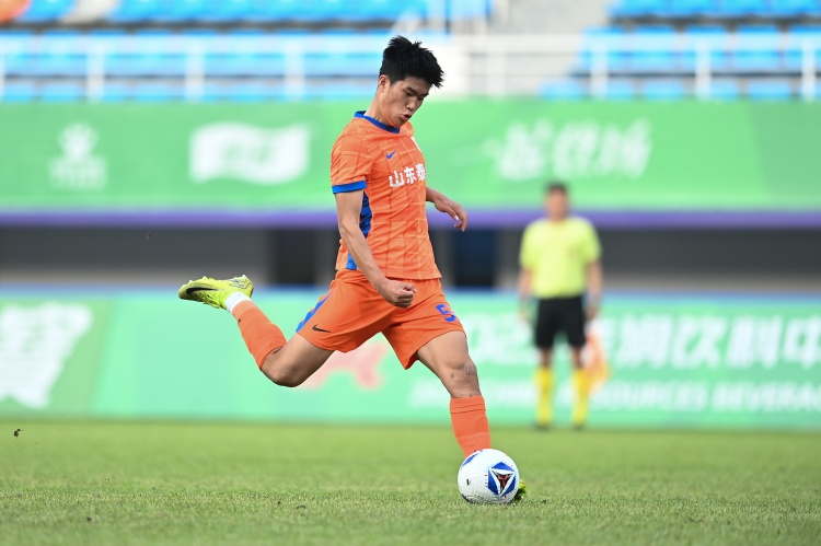 开云app-泰山带刀后卫！20岁彭啸在中乙曾3场梅开二度，本场凌空爆射破门