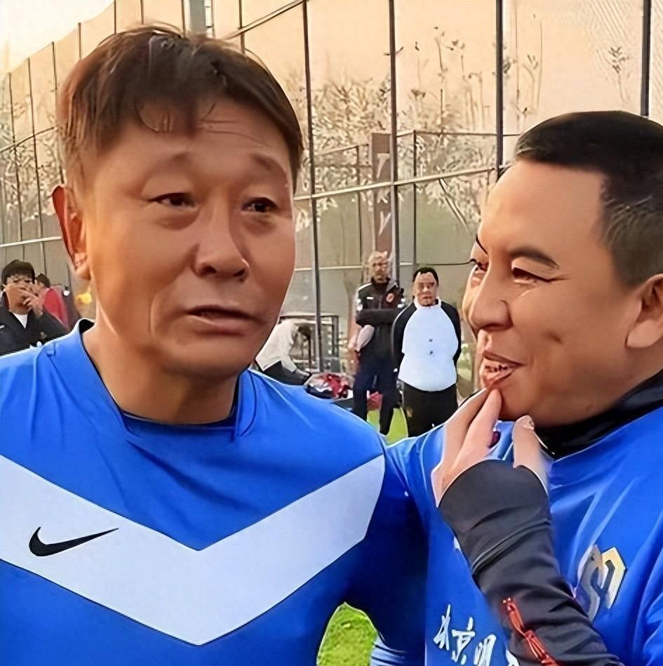 前国脚高峰现状：54岁很显老，妻子也是运动员，二儿子和继父更亲