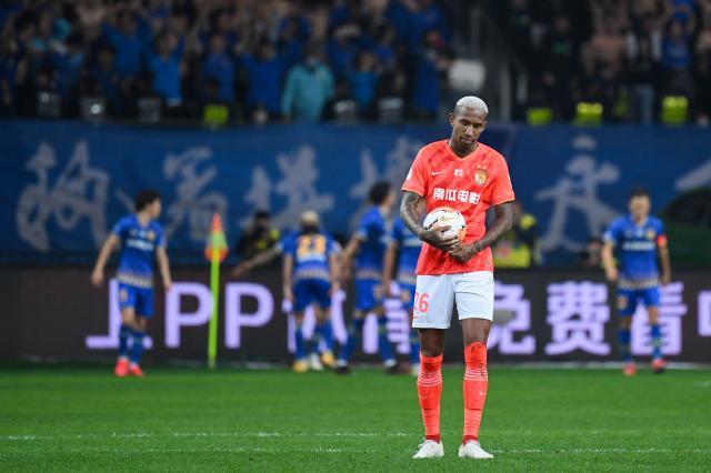 开云app-塔利斯卡的广州生涯：高开低走 卡帅因他遭争议